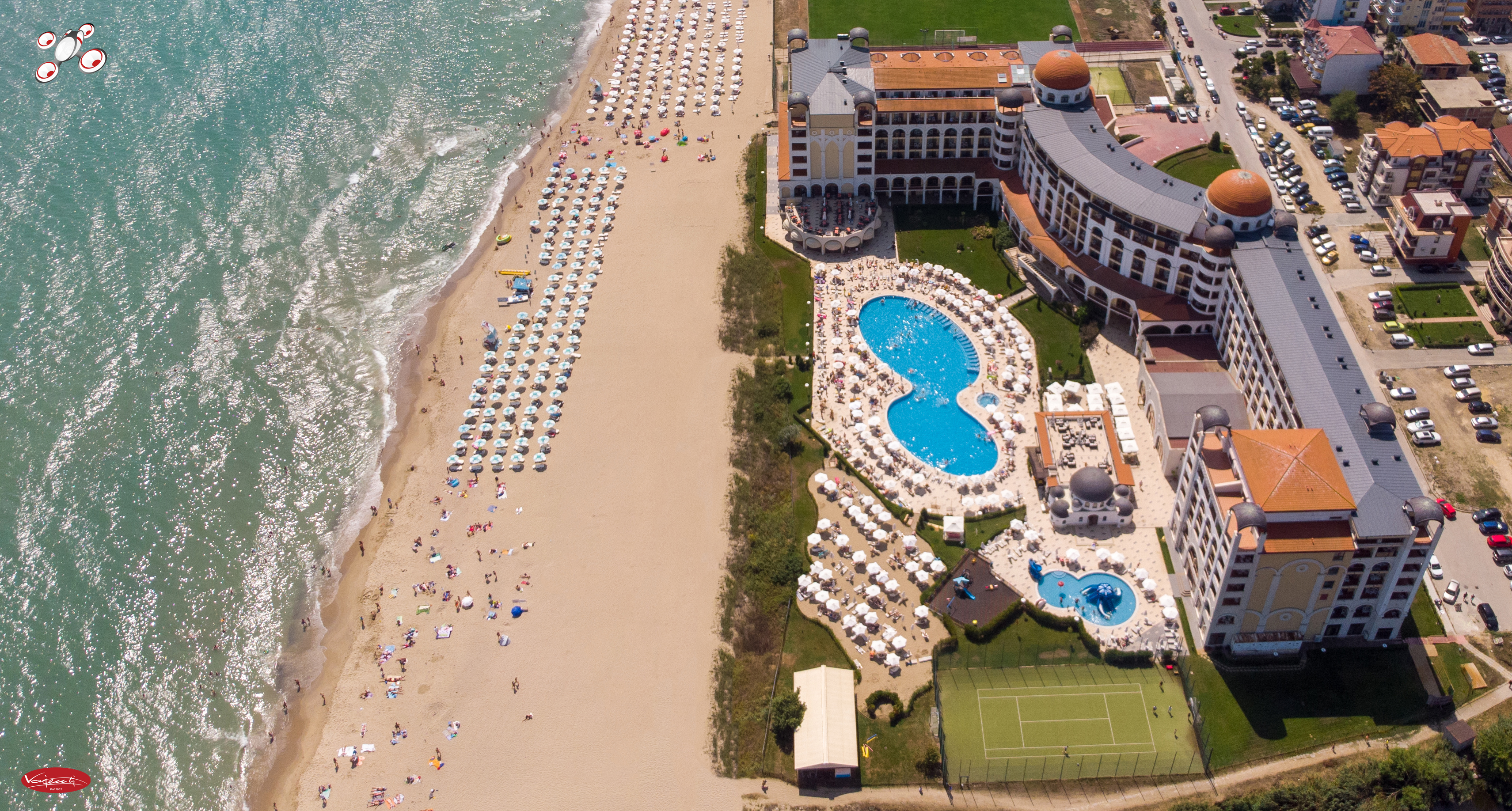 Vajenti hotel in spiaggia aerea drone loghi